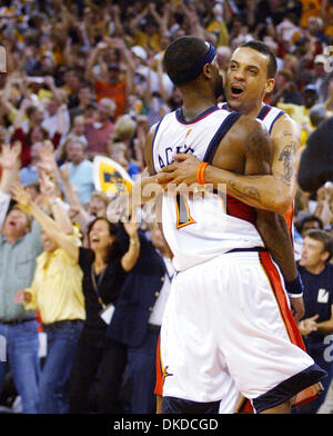 29 avr 2007 - Oakland, Californie, USA - Golden State Warriors MATT BARNES et Stephen Jackson hug dans les dernières secondes de leur match contre les Dallas Mavericks dans leur première série de match à l'Oracle Arena à Oakland le dimanche. - 99 103 guerriers a gagné. (Crédit Image : © Aric Crabb/l'Oakland Tribune/ZUMA Press) RESTRICTIONS : * DÉPART * Droits de tabloïds USA Banque D'Images