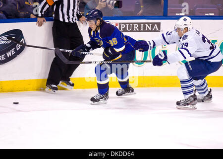Le 10 novembre 2011 - Saint Louis, Missouri, États-Unis - Blues de Saint-Louis-droite Matt D'Agostini (36) & Toronto Maple Leafs Matt Frattin aile gauche (39) en action lors d'une partie de la LNH entre les Maple Leafs de Toronto et les Blues de Saint-Louis au Scottrade Center à Saint Louis, Missouri. Maple Leafs de Toronto a défait les Blues de Saint-Louis 3-2 en prolongation. (Crédit Image : © Jimmy Simmons/Southcreek Banque D'Images