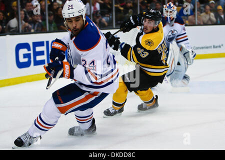 Le 10 novembre, 2011 - Boston, Massachusetts, États-Unis - le défenseur des Oilers d'Edmonton Theo Peckham (24) et de l'aile gauche des Bruins de Boston Brad Marchand (63) en action au cours du jeu à la TD Garden à Boston, Massachusetts. Battre 6 Oilers Bruins - 3. (Crédit Image : © Mark Fort/Southcreek/ZUMAPRESS.com) Banque D'Images