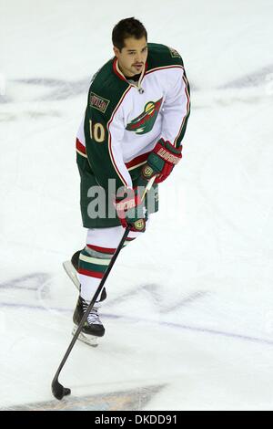 Le 10 novembre 2011 - San Jose, Californie, États-Unis - Minnesota Wild aile droite Devin Setoguchi (10) dans son skate réchauffer avant le match de LNH entre les Sharks de San Jose et le Wild du Minnesota. (Crédit Image : © Dinno Kovic/Southcreek/ZUMAPRESS.com) Banque D'Images