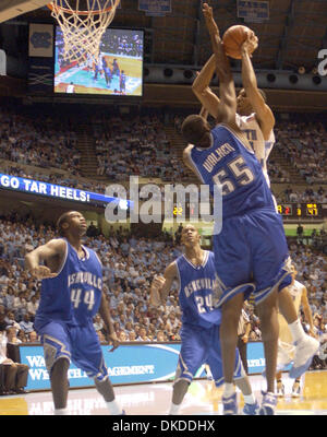 Déc 16, 2006 ; Chapel Hill, NC, USA ; Caroline du Nord la défense comme l'Université de Caroline du Nord à Chapel Hill Tarheels jouer contre l'Université de Caroline du Nord à Asheville Bulldogs au centre Dean Smith. Le Tarheels a gagné avec un score final de 93-62. Crédit obligatoire : Photo par Jason Moore/ZUMA Press. (©) Copyright 2006 par Jason Moore Banque D'Images