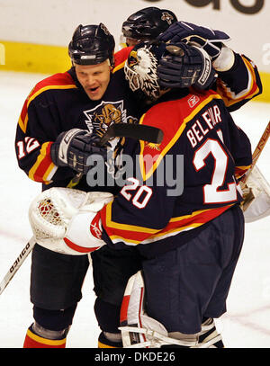 Déc 21, 2006 ; Sunrise, FL, USA ; NHL Hockey : New York Rangers à Florida Panthers au Bank Atlantic Center. Le gardien des Panthers Olli Jokinen hugs Ed Belfour après les Panthers défait les Rangers 3-2. Crédit obligatoire : Photo par Allen Eyestone/Palm Beach Post/ZUMA Press. (©) Copyright 2006 par Palm Beach Post Banque D'Images