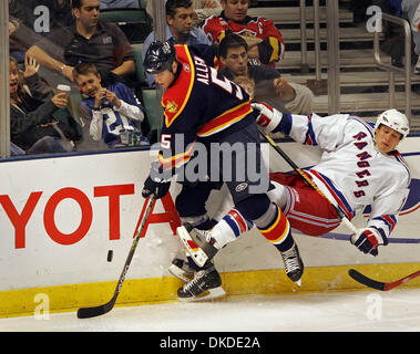 Déc 21, 2006 ; Sunrise, FL, USA ; NHL Hockey : New York Rangers à Florida Panthers au Bank Atlantic Center. Panthers # 4 Bryan allen et Rangers # 5 Matt Cullen bataille pour la rondelle dans la deuxième période. Crédit obligatoire : Photo par Allen Eyestone/Palm Beach Post/ZUMA Press. (©) Copyright 2006 par Palm Beach Post Banque D'Images