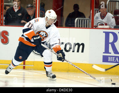 Déc 22, 2006 ; Raleigh, NC, USA ; Hockey sur glace NHL : Les Islanders de New York n° 11 ANDY HILBERT comme les Hurricanes de la Caroline battre les Islanders de New York 5-1 comme ils ont joué le RBC Center situé à Raleigh. Crédit obligatoire : Photo par Jason Moore/ZUMA Press. (©) Copyright 2006 par Jason Moore Banque D'Images