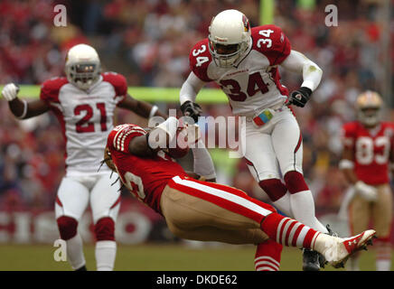 Dec 23, 2006 ; Oakland, CA, USA ; San Francisco 49ers VERNON DAVIS (# 85) prend un coup d'Arizona Cardinals coffre ROBERT GRIFFITH (# 34) mais se tient sur d'un grand gain dans la première moitié d'un match entre la quarante Niners et les Arizona Cardinals à Monster Park à San Francisco, en Californie, dimanche 24 décembre 2006. Les Cardinaux défait les 49ers 26-20. Crédit obligatoire : Photo par Krist Banque D'Images