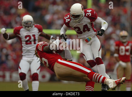 24 déc., 2006 ; San Francisco, CA, USA ; San Francisco 49ers VERNON DAVIS (# 85) prend un coup d'Arizona Cardinals coffre ROBERT GRIFFITH (# 34) mais se tient sur d'un grand gain dans la première moitié d'un match entre la quarante Niners et les Arizona Cardinals à Monster Park à San Francisco, en Californie, dimanche 24 décembre 2006. Les Cardinaux défait les 49ers 26-20. Crédit obligatoire : Photo b Banque D'Images