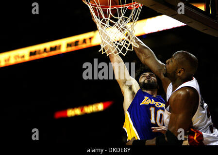 Dec 25, 2006, Miami, FL, USA ; Alonzo Mourning atteint pour bloquer VLADIMIR RADMANOVIC durant le crédit obligatoire : Photo de Brian Lehmann/Palm Beach Post/ZUMA Press. (©) Copyright 2006 par Palm Beach Post Banque D'Images