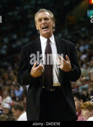 Dec 25, 2006, Miami, FL, USA ; Chaleur coach PAT RILEY se plaint aux fonctionnaires à propos d'un appel. Crédit obligatoire : Photo par Damon Higgins/Palm Beach Post/ZUMA Press. (©) Copyright 2006 par Palm Beach Post Banque D'Images