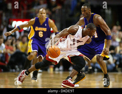 Dec 25, 2006, Miami, FL, USA ; la chaleur est Dwyane Wade travaille son chemin passé les Lakers' KOBE BRYANT. Crédit obligatoire : Photo par Damon Higgins/Palm Beach Post/ZUMA Press. (©) Copyright 2006 par Palm Beach Post Banque D'Images