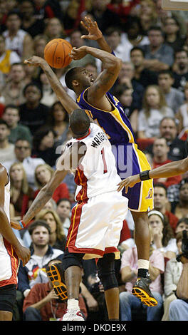 Dec 25, 2006, Miami, FL, USA ; KOBE BRYANT des Laker's a son tir bloqué par la chaleur's DORELL WRIGHT. Crédit obligatoire : Photo par Damon Higgins/Palm Beach Post/ZUMA Press. (©) Copyright 2006 par Palm Beach Post Banque D'Images