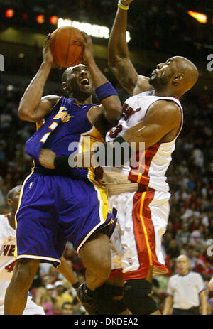 Dec 25, 2006, Miami, FL, USA ; Les Lakers' KOBE BRYANT en disques durs contre la chaleur's Alonzo Mourning. Crédit obligatoire : Photo par Damon Higgins/Palm Beach Post/ZUMA Press. (©) Copyright 2006 par Palm Beach Post Banque D'Images