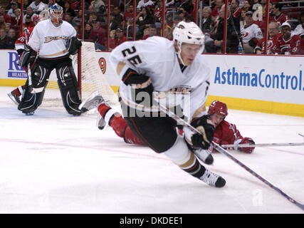 Déc 29, 2006 ; Raleigh, NC, USA ; Hockey sur glace NHL Anaheim Ducks # 26 SAMUEL PAHLSSON va après la rondelle comme les Hurricanes de la Caroline battre les Anaheim Ducks 3 - 2 comme ils ont joué le RBC Center situé à Raleigh. Crédit obligatoire : Photo par Jason Moore/ZUMA Press. (©) Copyright 2006 par Jason Moore Banque D'Images