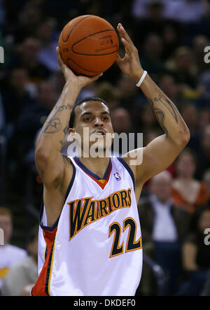 Déc 29, 2006 ; Oakland, CA, USA ; Golden State Warriors Matt Barnes, # 22, cherche à tirer contre les Boston Celtics au 1er trimestre. Boston Celtics gagner 110 à 100. Crédit obligatoire : Photo par Jose Fajardo/Contra Costa Times/ZUMA Press. (©) Copyright 2006 par Contra Costa Times Banque D'Images