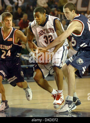 Déc 29, 2006 ; Walnut Creek, CA, USA ; St. Mary's # 32 John Winston se prend à Belmont's # 24 Justin Hare et # 45 Andrew Preston dans le Shamrock Classic à St Mary's College à Moraga. Crédit obligatoire : Photo par Karl Mondon/Contra Costa Times /ZUMA Press. (©) Copyright 2006 par Contra Costa Times Banque D'Images