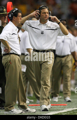 Dec 30, 2006 ; San Antonio, TX, USA ; NCAA Football : l'entraîneur-chef de l'Iowa Hawkeyes' Kirk Ferentz promenades l'écart au 2ème trimestre 2006 de l'Alamo Bowl à l'Alamodome, le samedi. Crédit obligatoire : Photo par Edward A. Ornelas/San Antonio Express-News/ZUMA Press. (©) Copyright 2006 par San Antonio Express-News Banque D'Images