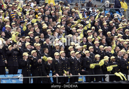 Dec 30, 2006 ; Charlotte, NC, USA ; NCAA Football : Naval Academy aspirant de montrer leur esprit d'école que Boston College beat Navy 25-24 comme le Meineke Car Care Bowl a eu lieu à la Bank of America Stadium situé au centre-ville de Charlotte. Crédit obligatoire : Photo par Jason Moore/ZUMA Press. (©) Copyright 2006 par Jason Moore Banque D'Images