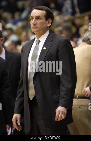 Jan 02, 2007 - Durham, NC, USA - Collège Basket-ball de NCAA de l'Université Duke légendaire ENTRAÎNEUR-CHEF MIKE KRZYZEWSKI est courtside comme Duc Univeristy Blue Devils a battu l'équipe de basket-ball de l'Université Temple Owls 73-55 comme ils ont joué à Cameron Indoor Stadium situé dans le campus de l'Université Duke de Durham. Banque D'Images