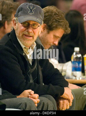 05 janvier 2007 - Los Angeles, CA, USA - Film le réalisateur et producteur Steven Spielberg se trouve courtside comme les Los Angeles Lakers jouer contre les Nuggets de Denver au Staples Center. Battre les Lakers Nuggets 123-104. Banque D'Images