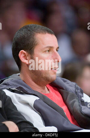 05 janvier 2007 - Los Angeles, CA, USA - l'Acteur ADAM SANDLER se trouve courtside comme les Los Angeles Lakers jouer contre les Nuggets de Denver au Staples Center. Battre les Lakers Nuggets 123-104. Banque D'Images