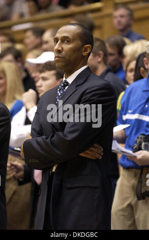 Jan 19, 2007 - Durham, NC, USA - NCAA College Basketball Duc Bluedevils Entraîneur adjoint JOHNNY DAWKINS comme le Duc Bluedevils battre le démon de Wake Forest diacres avec un score final de 40-62 comme ils ont joué Cameron Indoor Stadium situé sur le campus de l'Université Duke. Banque D'Images