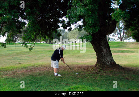 Dec 13, 2006 ; La Jolla, CA, USA ; orrey Pines golf municipal du sud, qui accueillera le tournoi sur invitation Buick annuel en six semaines et l'US Open en 18 mois. Manque juste à côté de la première pièce en t d'un golfeur plonge rapidement dans le pétrin. Crédit obligatoire : Photo de Jim Baird/San Diego Union Tribune/ZUMA Press. (©) Copyright 2006 par San Diego Union Tribune Banque D'Images