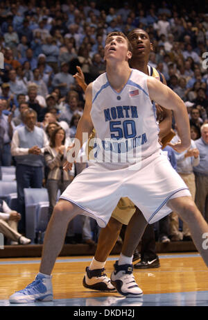 Jan 21, 2007 - Chapel Hill, NC, USA - NCAA College Basketball : Carolina Tarheels Tyler Hansbrough cherche le rebond comme la Carolina Tarheels battre le Georgia Tech Yellow Jackets 77-61 comme ils ont joué à la Dean Smith Center situé sur le campus de l'Université de Caroline du Nord de Chapel Hill. Banque D'Images