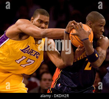 Jan 22, 2007 ; Los Angeles, CA, USA ; Golden State Warriors' MICKAEL PIETRUS (L) se bat pour la balle avec Los Angeles Lakers' ANDREW BYNUM (R) au cours de la première moitié de leur jeu au Staples Center de Los Angeles. Crédit obligatoire : Photo par Armando Arorizo/ZUMA Press. (©) Copyright 2007 by Armando Arorizo Banque D'Images