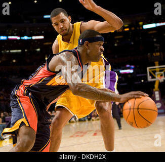 Jan 22, 2007 ; Los Angeles, CA, USA ; Golden State Warriors' AL HARRINGTON va à l'baskets comme il est fait pression par Los Angeles Lakers' Brian Cook durant la première moitié de leur jeu au Staples Center de Los Angeles. Crédit obligatoire : Photo par Armando Arorizo/ZUMA Press. (©) Copyright 2007 by Armando Arorizo Banque D'Images