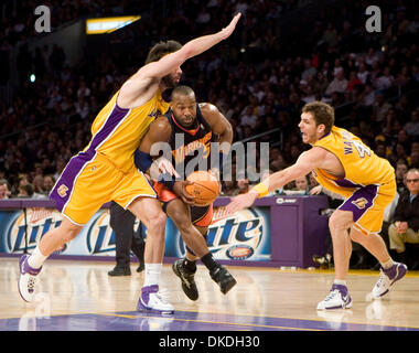 Jan 22, 2007 ; Los Angeles, CA, USA ; Golden State Warriors' BARON DAVIS (c) va au panier contre Los Angeles Lakers' VLADIMIR RADMANOVIC (L) et Luke WALTON (R) au cours de la première moitié de leur jeu au Staples Center de Los Angeles. Crédit obligatoire : Photo par Armando Arorizo/ZUMA Press. (©) Copyright 2007 by Armando Arorizo Banque D'Images