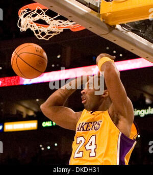 Jan 22, 2007 ; Los Angeles, CA, USA ; Los Angeles Lakers' KOBE BRYANT marque un panier de la deuxième moitié de leur jeu à l'contre les Golden State Warriors au Staples Center de Los Angeles. Bryant a marqué 41 points de crédit obligatoire : Photo par Armando Arorizo/ZUMA Press. (©) Copyright 2007 by Armando Arorizo Banque D'Images