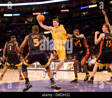 Jan 22, 2007 ; Los Angeles, CA, USA ; Los Angeles Lakers' (centre) LUKE Walton obtient la balle contre les Golden State Warriors' au cours de la deuxième moitié de leur jeu au Staples Center de Los Angeles. Crédit obligatoire : Photo par Armando Arorizo/ZUMA Press. (©) Copyright 2007 by Armando Arorizo Banque D'Images