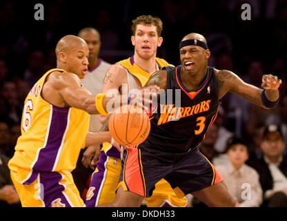 Jan 22, 2007 ; Los Angeles, CA, USA ; Los Angeles Lakers' (6) Maurice Evans stills le ballon de Golden State Warriors' (3) AL Harrington au cours de la deuxième moitié de leur jeu au Staples Center de Los Angeles. Crédit obligatoire : Photo par Armando Arorizo/ZUMA Press. (©) Copyright 2007 by Armando Arorizo Banque D'Images