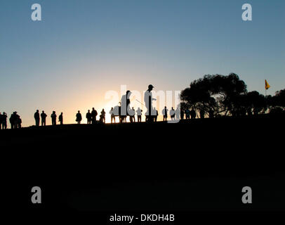 Jan 24, 2007 - San Diego, CA, USA - Buick Invitational, Torrey Pines golf (nord et sud), pro-am du mercredi. TIGER Woods qui se profile avec caddie STEVE WILLIAMS au deuxième vert de parcours Sud, Woods avait son habituel premier-off tee time, 6:42 AM. Banque D'Images