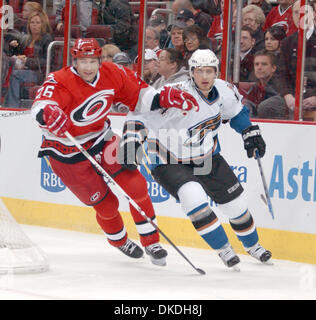 Jan 26, 2007 ; Raleigh, NC, USA ; les Hurricanes de la Caroline (26) ERIK COLE comme les Hurricanes de la Caroline battre les Capitals de Washington 6-2 comme ils ont joué le RBC Center situé à Raleigh. Crédit obligatoire : Photo par Jason Moore/ZUMA Press. (©) Copyright 2007 by Jason Moore Banque D'Images