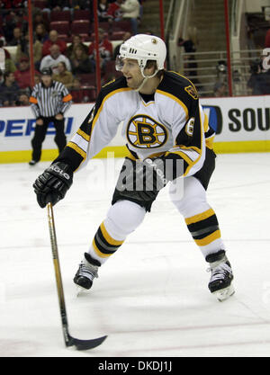 Feb 03, 2007 - Raleigh, NC, USA - NHL Hockey : Bruins de Boston (6) BRAD STUART comme les Bruins de Boston a battu les Hurricanes de la Caroline 4-3 en prolongation qu'ils ont joué le RBC Center situé à Raleigh. Banque D'Images