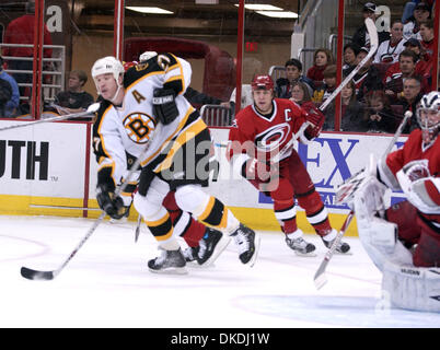 Feb 03, 2007 - Raleigh, NC, USA - LE HOCKEY DE LA LNH : les Bruins de Boston a battu les Hurricanes de la Caroline 4-3 en prolongation qu'ils ont joué le RBC Center situé à Raleigh. Banque D'Images