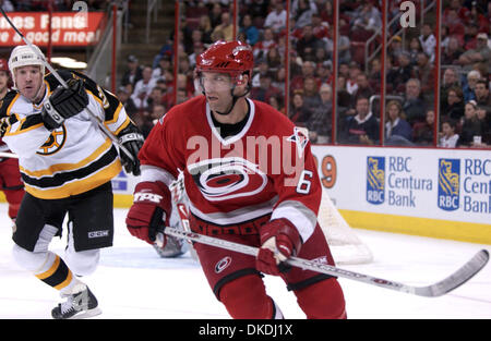 Feb 03, 2007 - Raleigh, NC, USA - NHL Hockey : les Hurricanes de la Caroline (6) BRET HEDICAN que les Bruins de Boston a battu les Hurricanes de la Caroline 4-3 en prolongation qu'ils ont joué le RBC Center situé à Raleigh. Banque D'Images