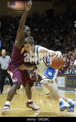 Feb 05, 2007 - Durham, NC, USA - NCAA College Basketball Duc Bluedevils (3) Greg Paulus durs pour le panier comme le Florida State Seminoles battre le Duc Bluedevils avec un score final de 68-67 comme ils ont joué à Cameron Indoor Stadium situé sur le campus de l'Université Duke. Banque D'Images