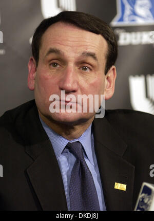 Feb 05, 2007 - Durham, NC, USA - NCAA College Basketball Duc Bluedevils entraîneur-chef légendaire MIKE KRZYZEWSKI parle lors de la conférence de presse d'après match comme la Florida State Seminoles battre le Duc Bluedevils avec un score final de 68-67 comme ils ont joué à Cameron Indoor Stadium situé sur le campus de l'Université Duke. Banque D'Images