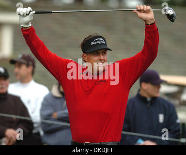 10 février 2007 - Pebble Beach, CA, USA - PHIL MICKELSON s'étend avant pris le départ au 10e trou à Spyglass Hill pour lancer le troisième tour de la plage de galets Pro-Am national tenu à Pebble Beach le Samedi, 10 février 2007. Mickelson a commencé la journée à égalité pour le conduire à 12 en vertu de l'alinéa (crédit Image : © Dan Honda/Contra Costa Times/ZUMA Press) RESTRICTIONS : USA Les tabloïds de l'homme Banque D'Images