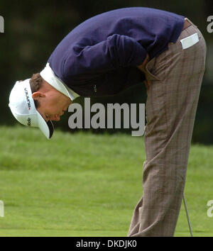 10 février 2007 - Pebble Beach, CA, USA - JOHN MALLINGER doubles sur après tout manque un birdie putt sur le 3ème trou à Poppy Hills au cours de la troisième série de la plage de galets Pro-Am national tenu à Pebble Beach le Samedi, 10 février 2007. Mallinger a réussi à traîner et est en deuxième place à seulement un coup derrière les leaders. Banque D'Images