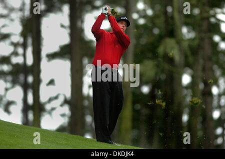 10 février 2007 - Pebble Beach, CA, USA - PHIL MICKELSON regarde son tir d'approche sur le 10e trou à Spyglass Hill pour lancer le troisième tour de la plage de galets Pro-Am national tenu à Pebble Beach le Samedi, 10 février 2007. Mickelson a commencé la journée à égalité pour le conduire à 12 en vertu de l'alinéa (crédit Image : © Dan Honda/Contra Costa Times/ZUMA Press) RESTRICTIONS : USA tabloïds OU DROITS Banque D'Images