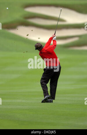 10 février 2007 - Pebble Beach, CA, USA - PHIL MICKELSON hits son tir d'approche sur le 11ème trou à Spyglass Hill pour lancer le troisième tour de la plage de galets Pro-Am national tenu à Pebble Beach le Samedi, 10 février 2007. Mickelson a commencé la journée à égalité pour le conduire à 12 en vertu de l'alinéa (crédit Image : © Dan Honda/Contra Costa Times/ZUMA Press) RESTRICTIONS : USA DROITS tabloïds OUT ! Banque D'Images