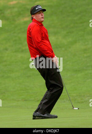 10 février 2007 - Pebble Beach, CA, USA - PHIL MICKELSON réagit à tout manque un birdie putt sur le 13e trou à Spyglass Hill au cours de la troisième série de la plage de galets Pro-Am national tenu à Pebble Beach le Samedi, 10 février 2007. Mickelson a commencé la journée à égalité pour le conduire à 12 en vertu de l'alinéa (crédit Image : © Dan Honda/Contra Costa Times/ZUMA Press) RESTRICTIONS : USA tabloïds R Banque D'Images