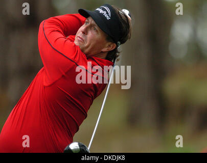 10 février 2007 - Pebble Beach, CA, USA - PHIL MICKELSON watches le vol de son coup de départ au 16e trou à Spyglass Hill au cours de la troisième série de la plage de galets Pro-Am national tenu à Pebble Beach le Samedi, 10 février 2007. Mickelson a commencé la journée à égalité pour le conduire à 12 en vertu de l'alinéa (crédit Image : © Dan Honda/Contra Costa Times/ZUMA Press) RESTRICTIONS : USA tabloïds RI Banque D'Images