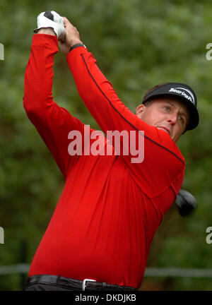 10 février 2007 - Pebble Beach, CA, USA - PHIL MICKELSON hits son coup de départ au 17e trou à Spyglass Hill au cours de la troisième série de la plage de galets Pro-Am national tenu à Pebble Beach le Samedi, 10 février 2007. Mickelson a commencé la journée à égalité pour le conduire à 12 en vertu de l'alinéa (crédit Image : © Dan Honda/Contra Costa Times/ZUMA Press) RESTRICTIONS : USA DROITS tabloïds OUT ! Banque D'Images