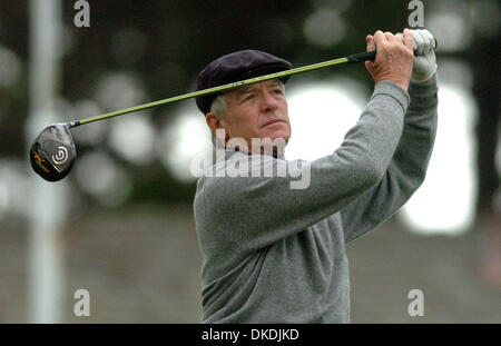 10 février 2007 - Pebble Beach, CA, USA - Charles Schwab regarde son coup de départ au 10e trou à Spyglass Hill au cours de la troisième série de la plage de galets Pro-Am national tenu à Pebble Beach le Samedi, 10 février 2007. (Crédit Image : © Dan Honda/Contra Costa Times/ZUMA Press) RESTRICTIONS : USA DROITS tabloïds OUT ! Banque D'Images