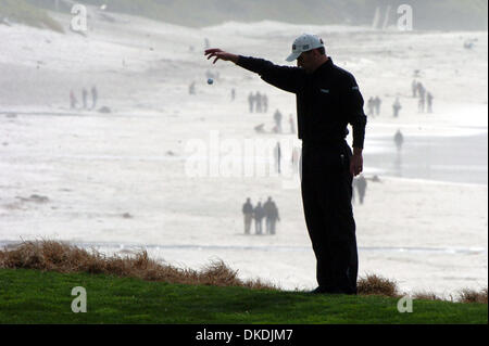 11 févr. 2007 - Pebble Beach, CA, USA - KEVIN SUTHERLAND prend une goutte sur le sondage # 9 Dimanche, 11 février 2007, lors de l'AT&T Pebble Beach National Pro-Am Pebble Beach, Californie Sutherland a terminé 15 sous la normale, pour le tournoi, assez bon pour une deuxième place. (Crédit Image : © Bob Pepping/Contra Costa Times/ZUMA Press) RESTRICTIONS : USA DROITS tabloïds OUT ! Banque D'Images