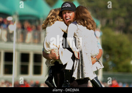 11 févr. 2007 - Pebble Beach, CA, USA - PHIL MICKELSON obtenir câlins de ses filles, AMANDA (à droite) et Sophia (à gauche) après avoir gagné l'AT&T Pebble Beach National Pro-Am a tenu à Pebble Beach le dimanche 11 février, 2007. Mickeslon a gagné avec un score de 20 sous-alinéa (crédit Image : © Dan Honda/Contra Costa Times/ZUMA Press) RESTRICTIONS : USA DROITS tabloïds OUT ! Banque D'Images