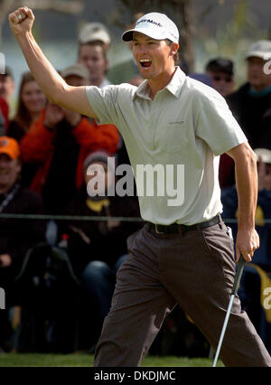 11 févr. 2007 - Pebble Beach, CA, USA - JOHN MALLINGER rookie Tour avait une dernière ronde de haut en bas comme il vient de faire un birdie réagit à putt sur le 16e trou à Pebble Beach pour terminer troisième à l'AT&T Pebble Beach National Pro-Am a tenu à Pebble Beach le dimanche 11 février, 2007. (Crédit Image : © Dan Honda/Contra Costa Times/ZUMA Press) RESTRICTIONS : USA DROITS tabloïds OUT ! Banque D'Images